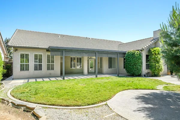 $639,000 | 512 West Fallbrook Avenue, Clovis, CA 93611