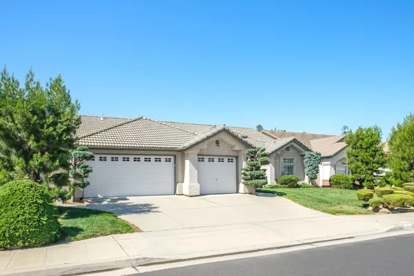 $639,000 | 512 West Fallbrook Avenue, Clovis, CA 93611