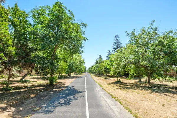 $639,000 | 512 West Fallbrook Avenue, Clovis, CA 93611