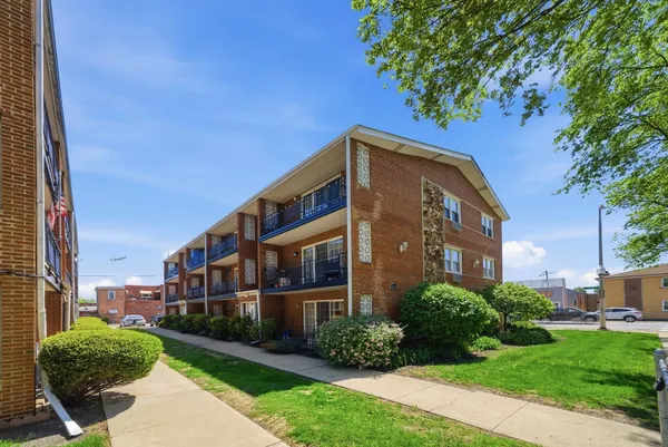 $179,900 | 6255 South Mason Avenue, Unit 3A, Chicago, IL 60638