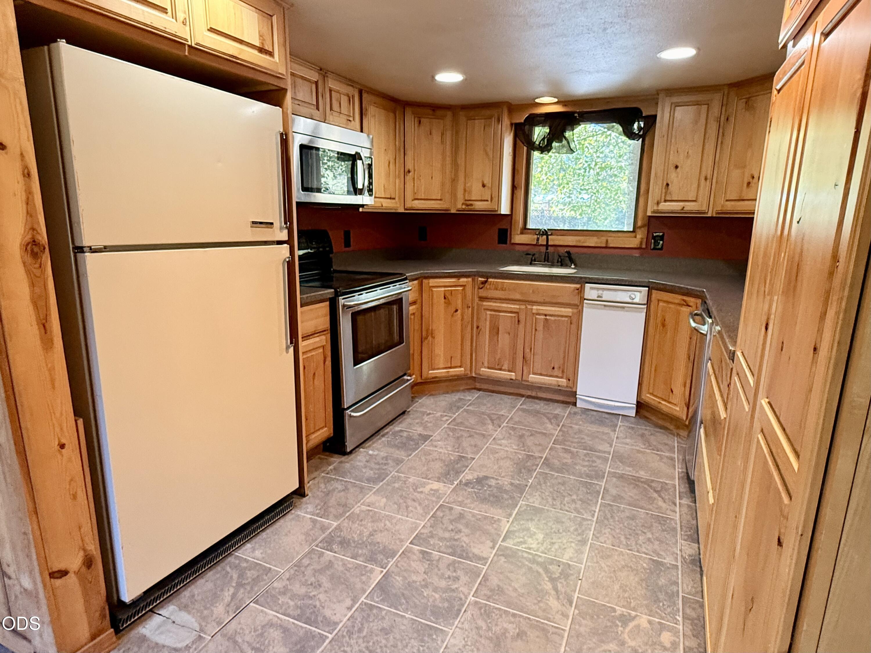 16025 Strawn Road La Pine, OR 97739 - Photo 20 of 95 a kitchen with stainless steel appliances granite countertop a refrigerator a sink a stove a microwave and cabinets