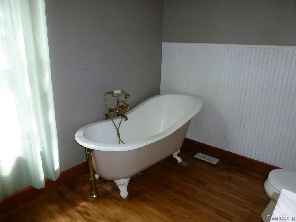 201 Pine Street Rochester, MI 48307 - Photo 16 of 42 201 PINE BATHTUB FIRST FLOOR.jpg