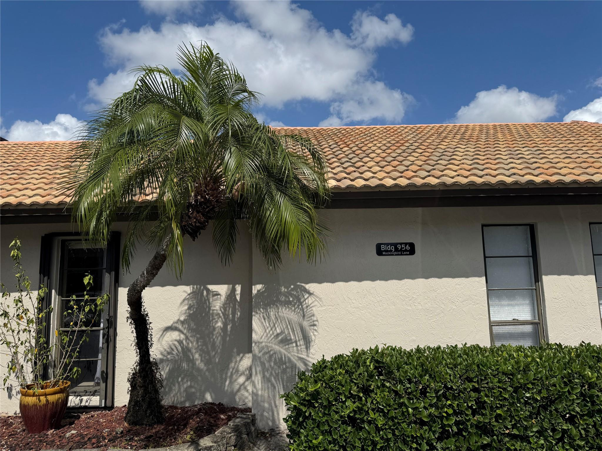 956 Mockingbird Lane, Unit 506 Plantation, FL 33324 - Photo 2 of 36 Photo 2