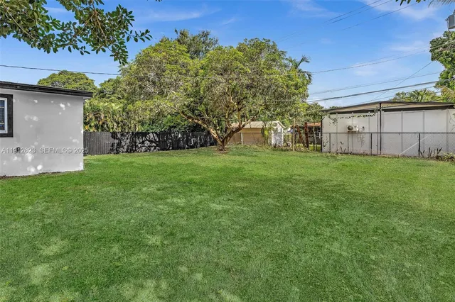 a view of a backyard