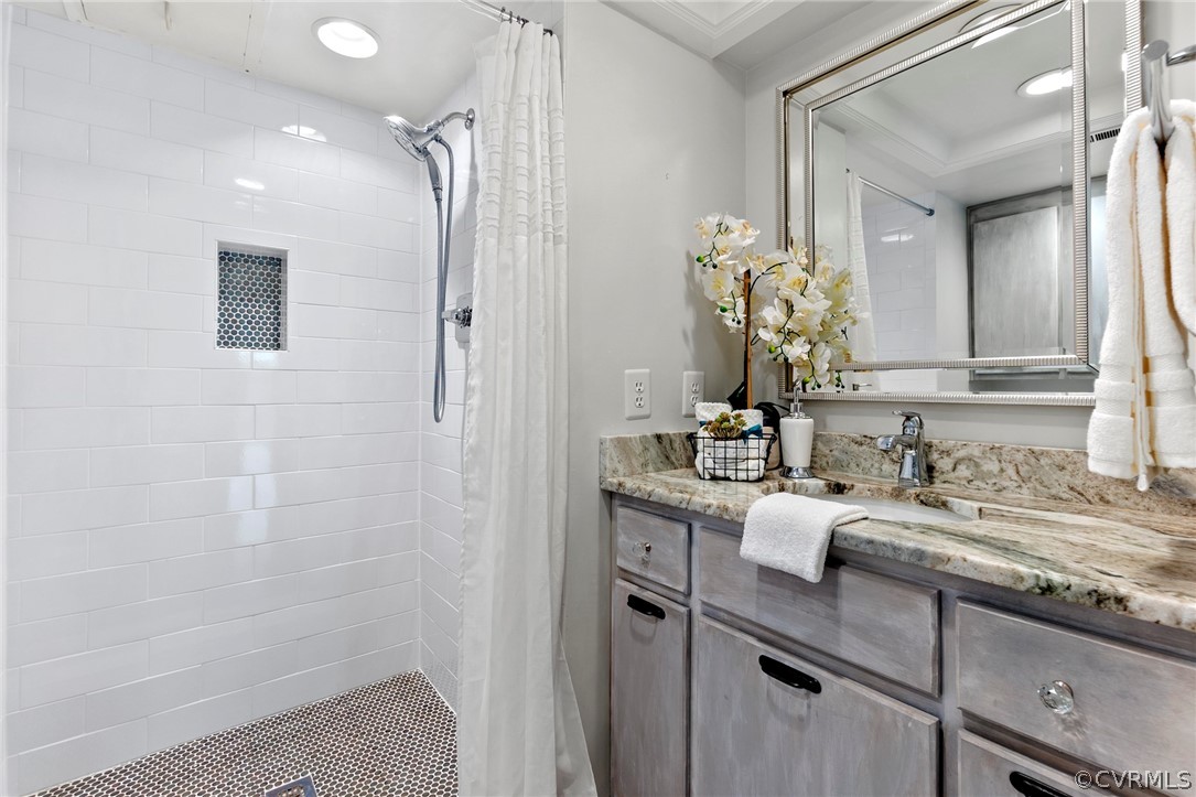 2956 Hathaway Road, Unit U310 Richmond, VA 23225 - Photo 13 of 35 Hall bath with walk in shower.