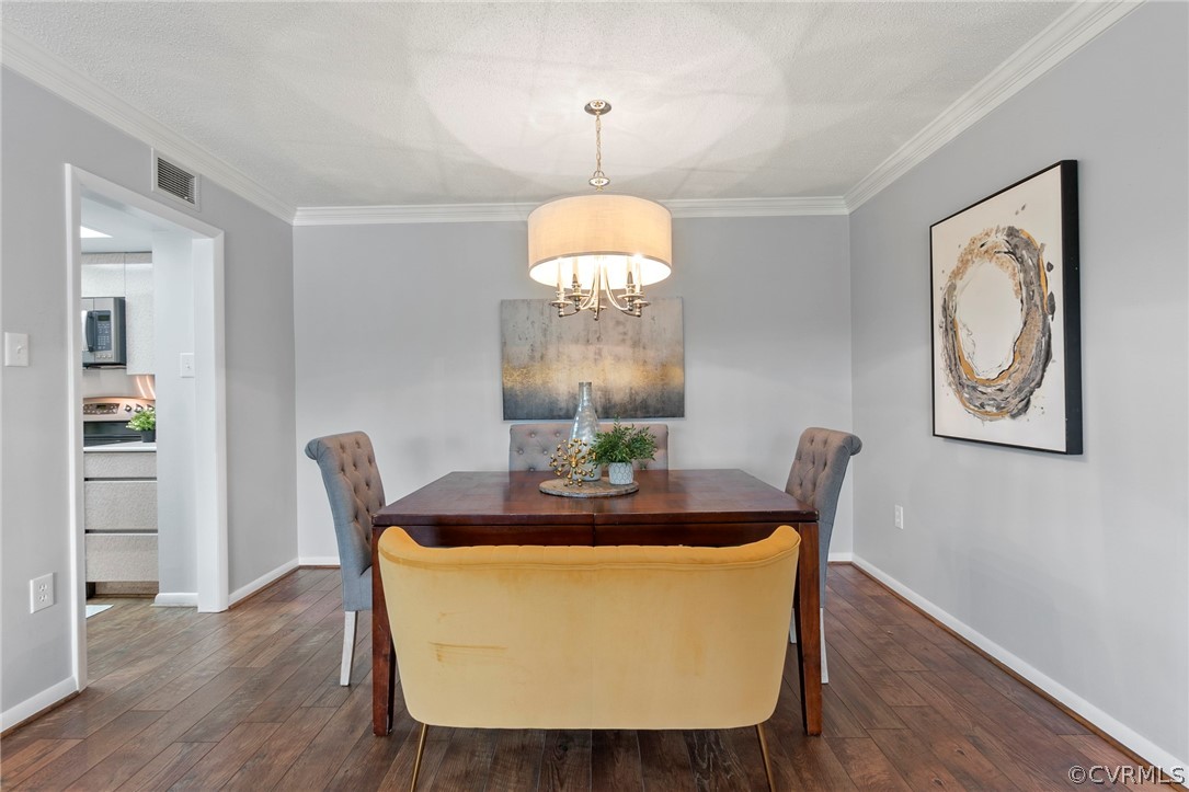 Dining room.