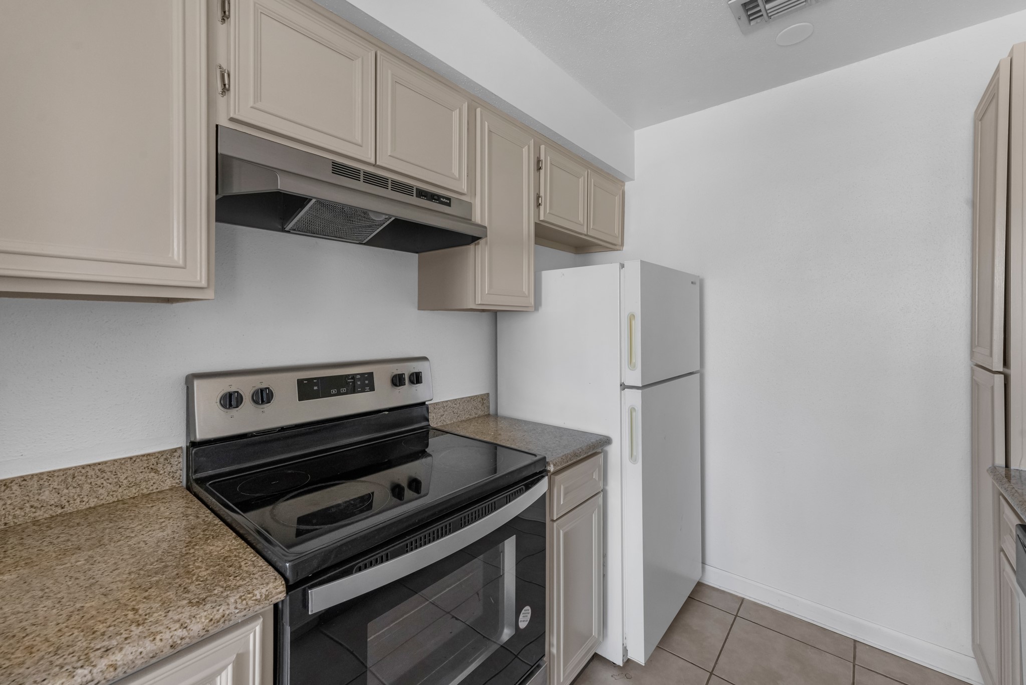 18800 Egret Bay Boulevard, Unit 804 Webster, TX 77058 - Photo 12 of 29 a kitchen with stainless steel appliances a stove and a refrigerator
