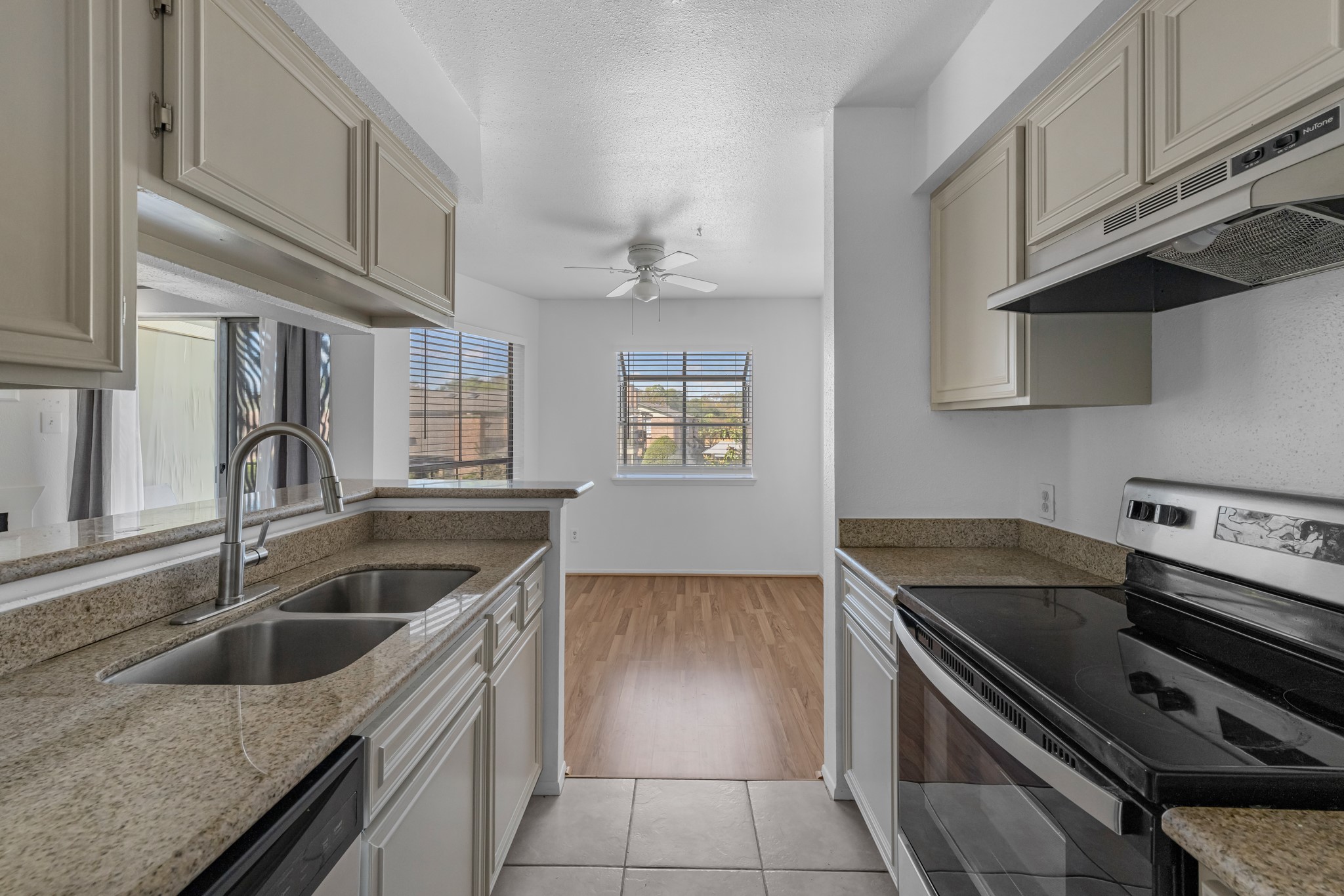 18800 Egret Bay Boulevard, Unit 804 Webster, TX 77058 - Photo 13 of 29 a kitchen that has a sink and a stove