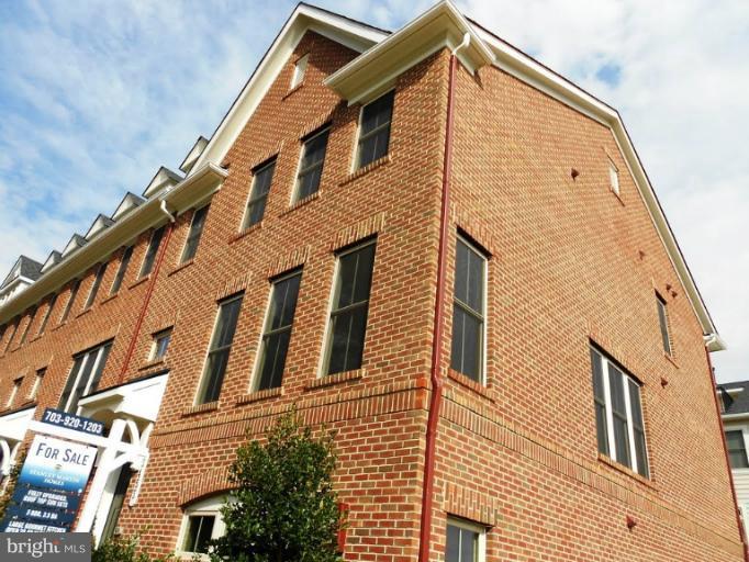 3453 Kemper Road Arlington, VA 22206 - Photo 4 of 17 Exterior (Front)