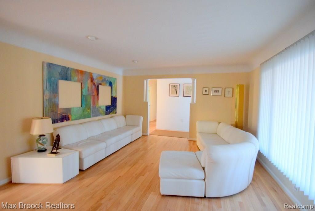 445 South Cranbrook Cross Road Bloomfield Hills, MI 48301 - Photo 4 of 22 LIVING ROOM VIEW 2