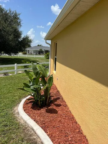 a view of a house with backyard