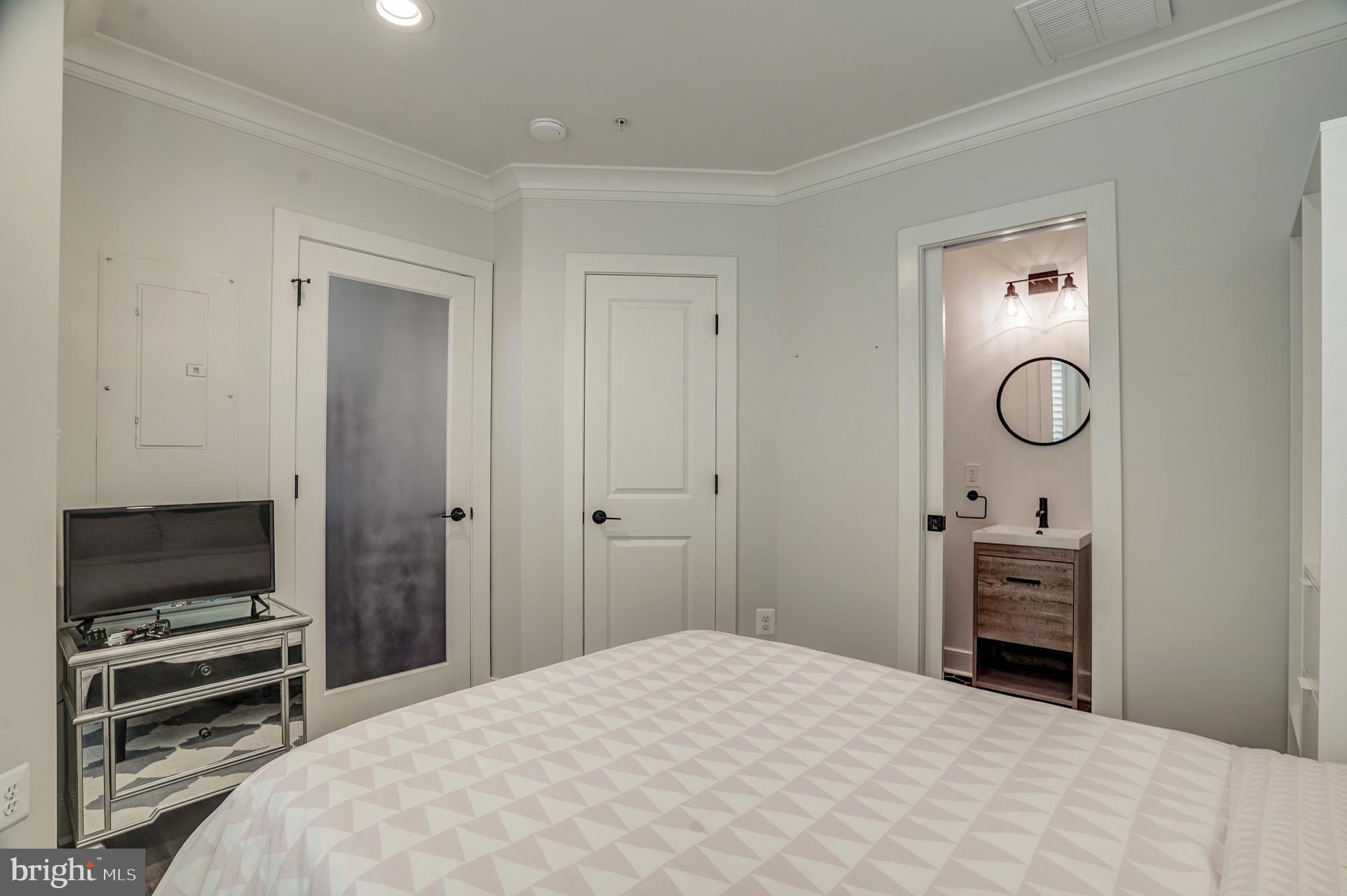 409 I Street Southeast Washington, DC 20003 - Photo 6 of 70