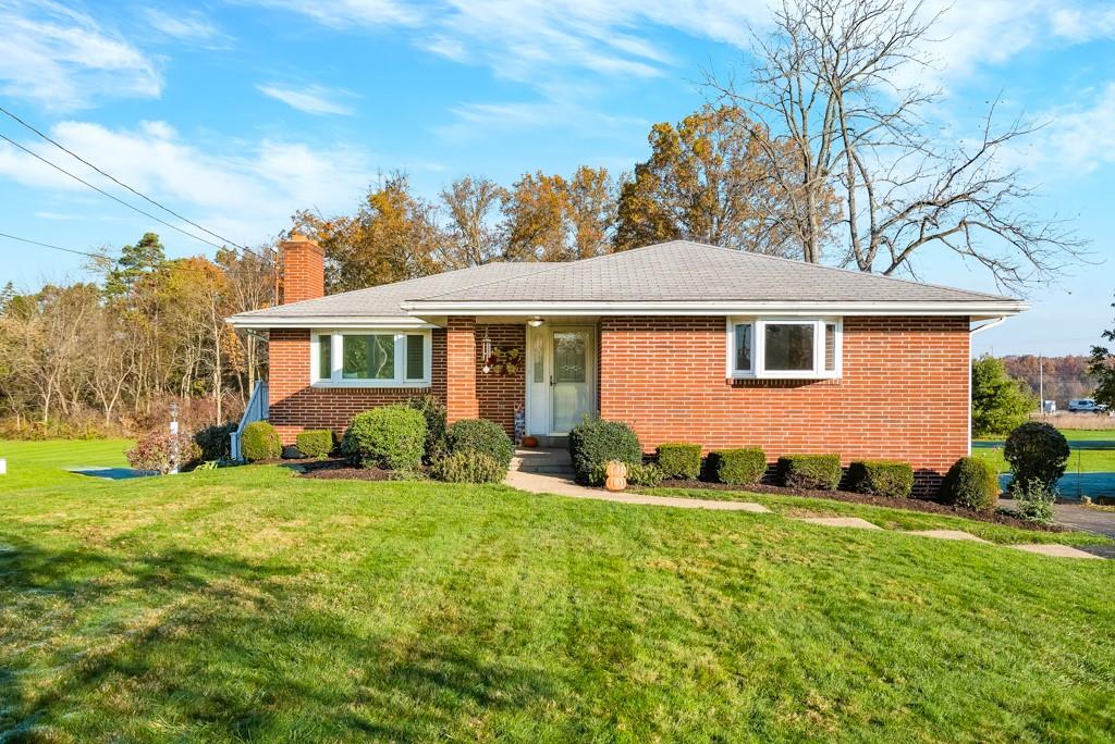 a view of a house with a yard