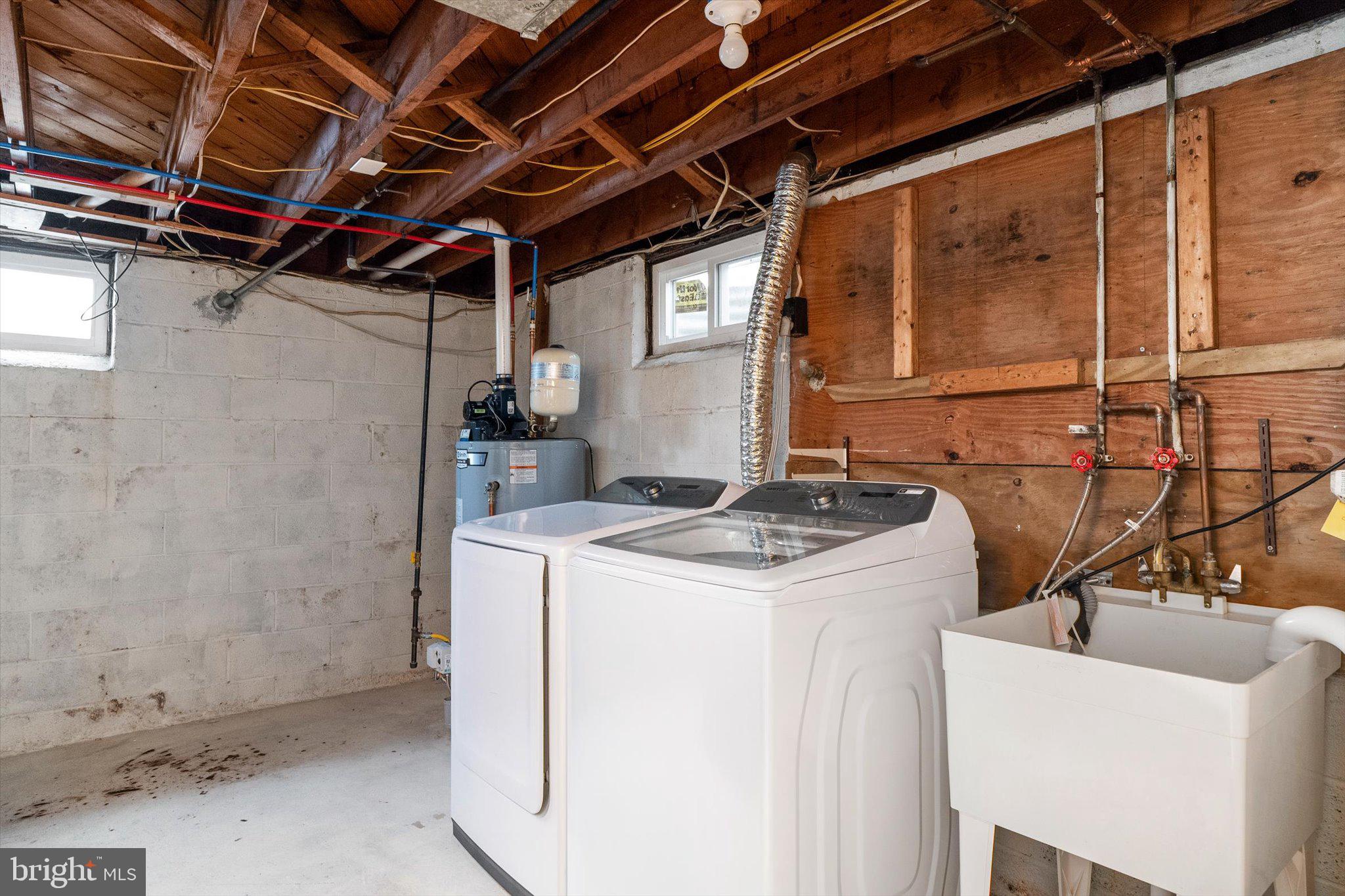 617 Smith Lane Mount Holly, NJ 08060 - Photo 21 of 29 a utility room with dryer and washer