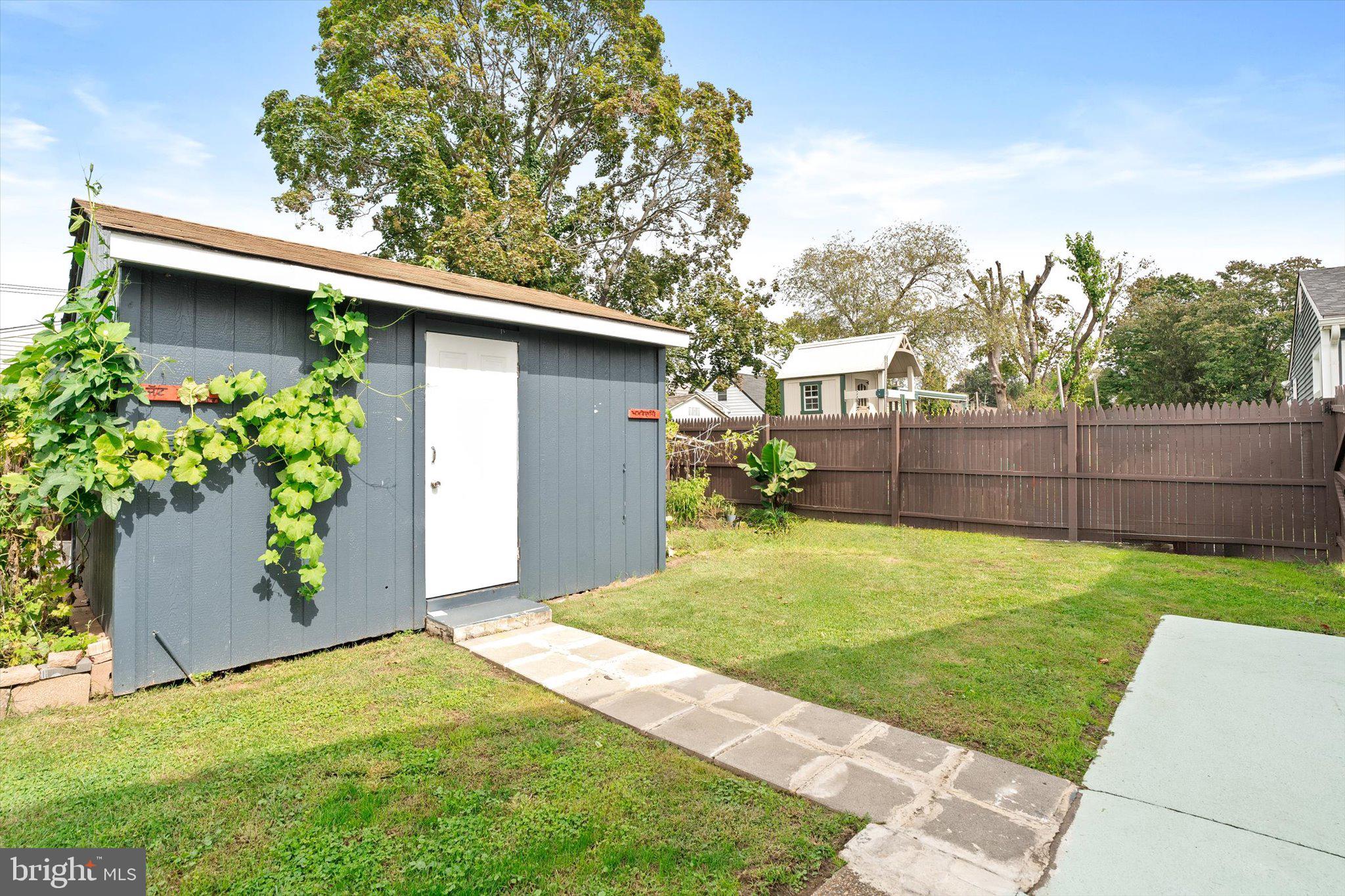 617 Smith Lane Mount Holly, NJ 08060 - Photo 27 of 29 a backyard of a house with lots of green space