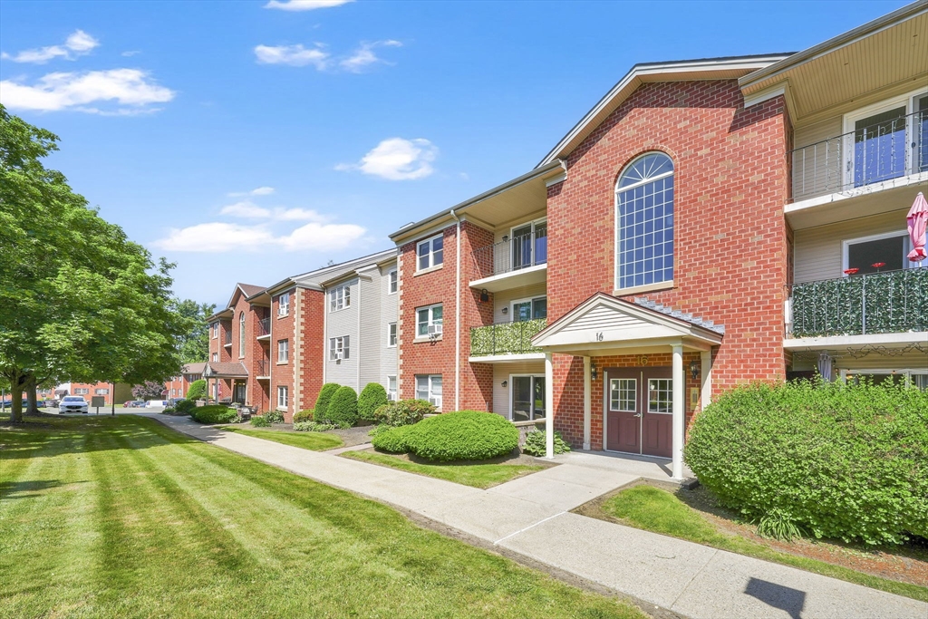 16 Maple Crest Circle, Unit J Holyoke, MA 01040 - Photo 2 of 34