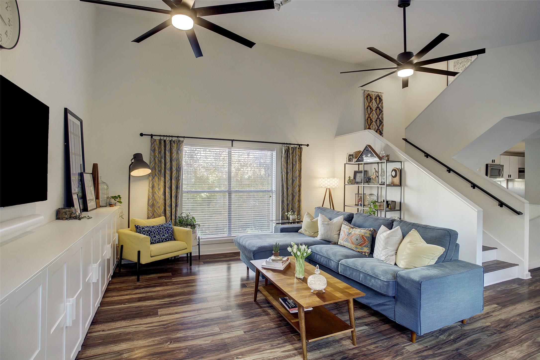 816 Ruthven Street Houston, TX 77019 - Photo 12 of 39 Experience the spacious elegance of a living room with soaring high ceilings, inviting abundant natural light and modern charm.