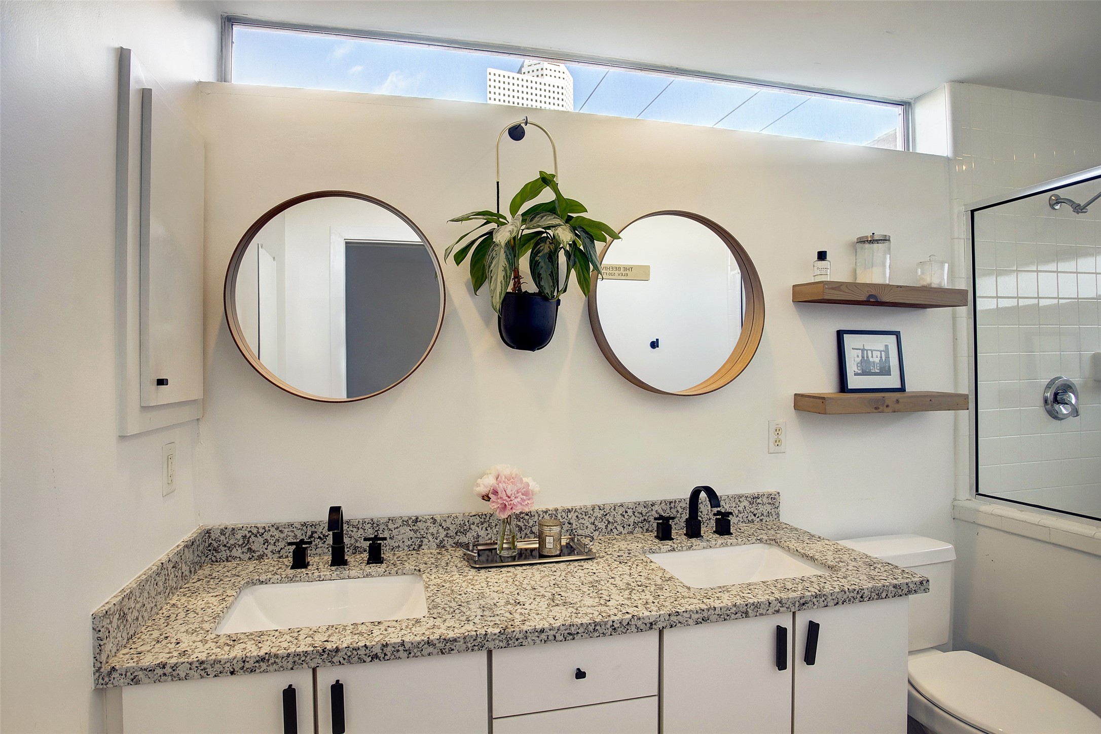 816 Ruthven Street Houston, TX 77019 - Photo 23 of 39 Primary bath.