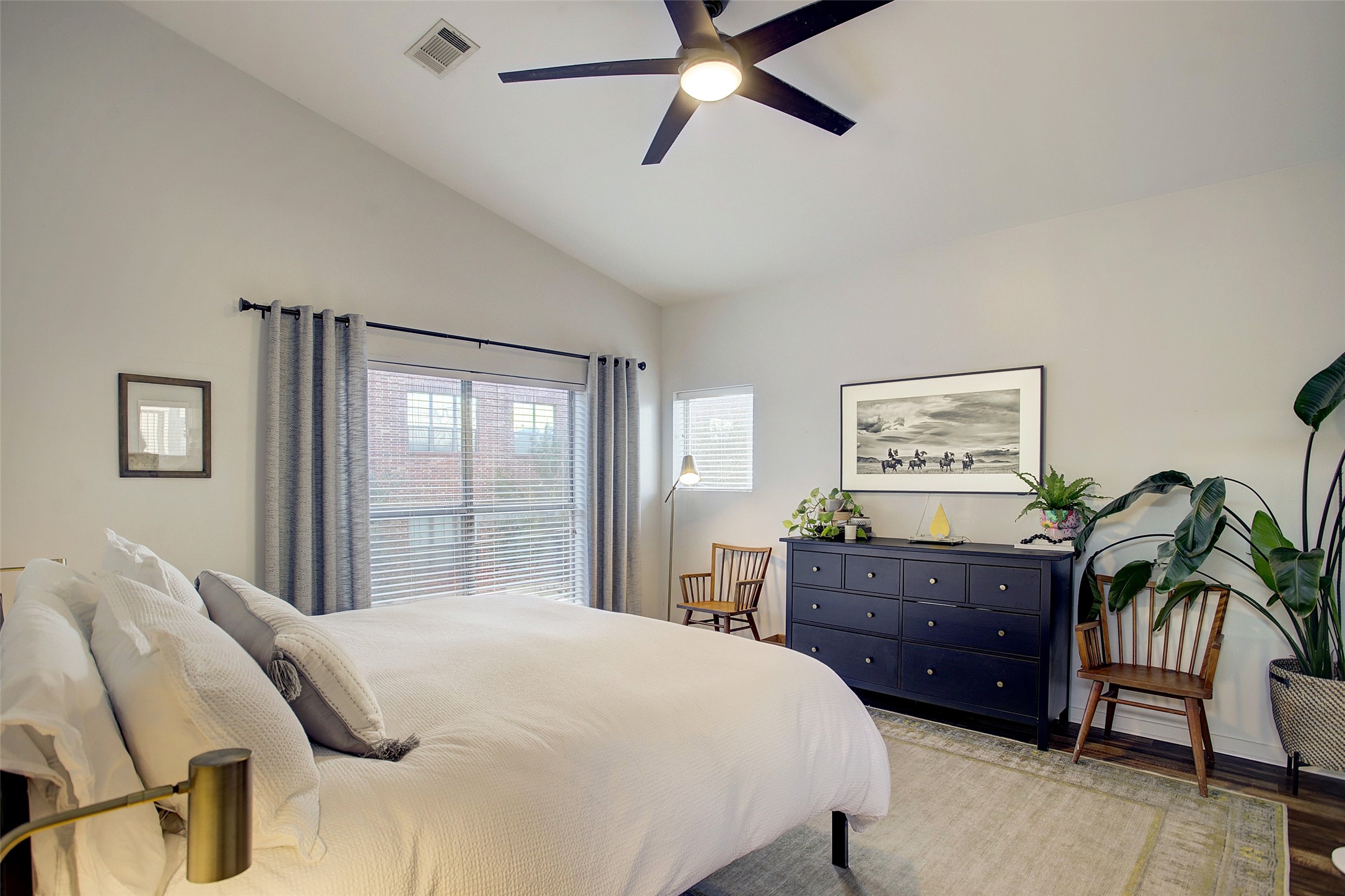 816 Ruthven Street Houston, TX 77019 - Photo 25 of 39 Large primary 3rd floor bedroom.