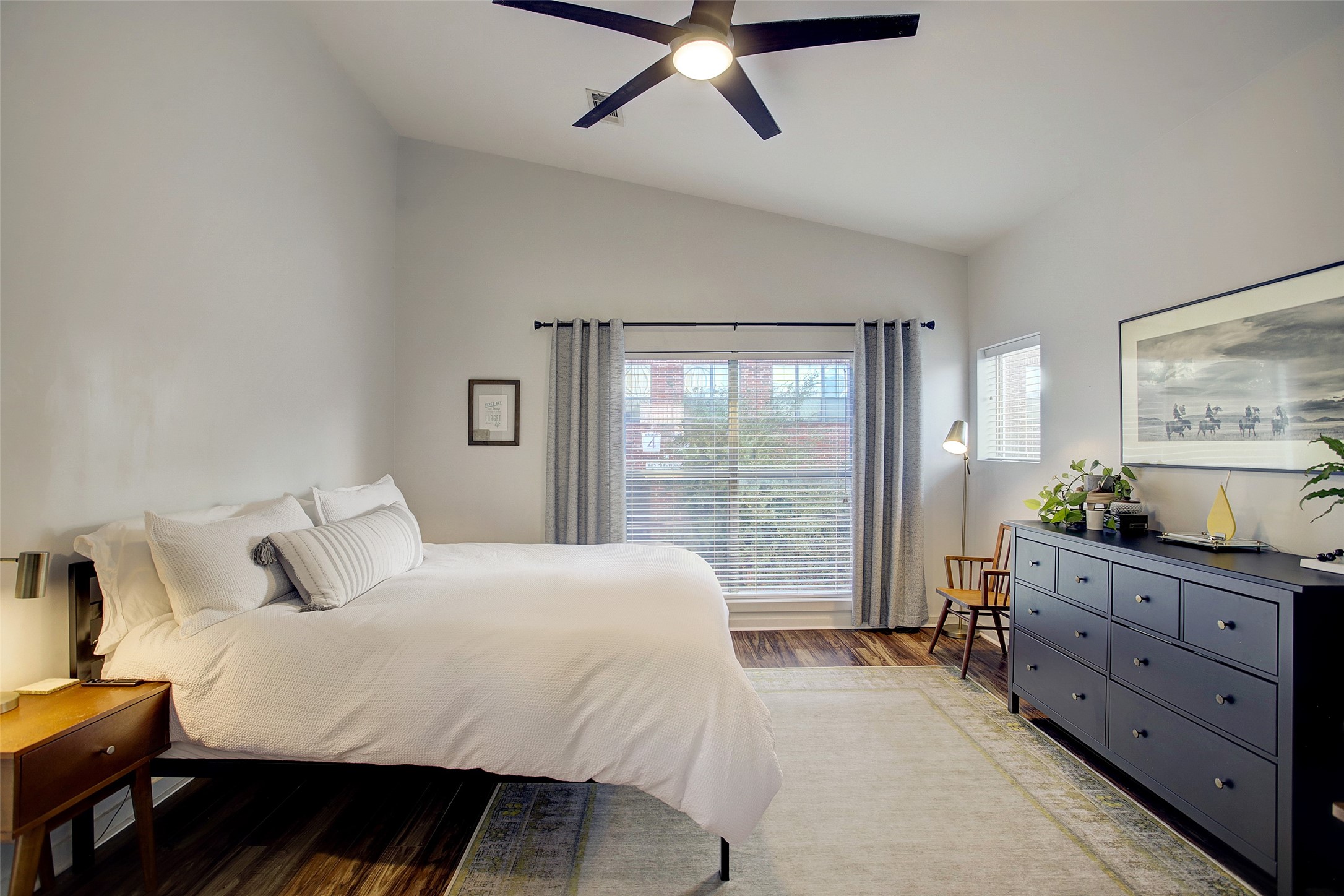 816 Ruthven Street Houston, TX 77019 - Photo 26 of 39 Large primary 3rd floor bedroom with high ceilings.