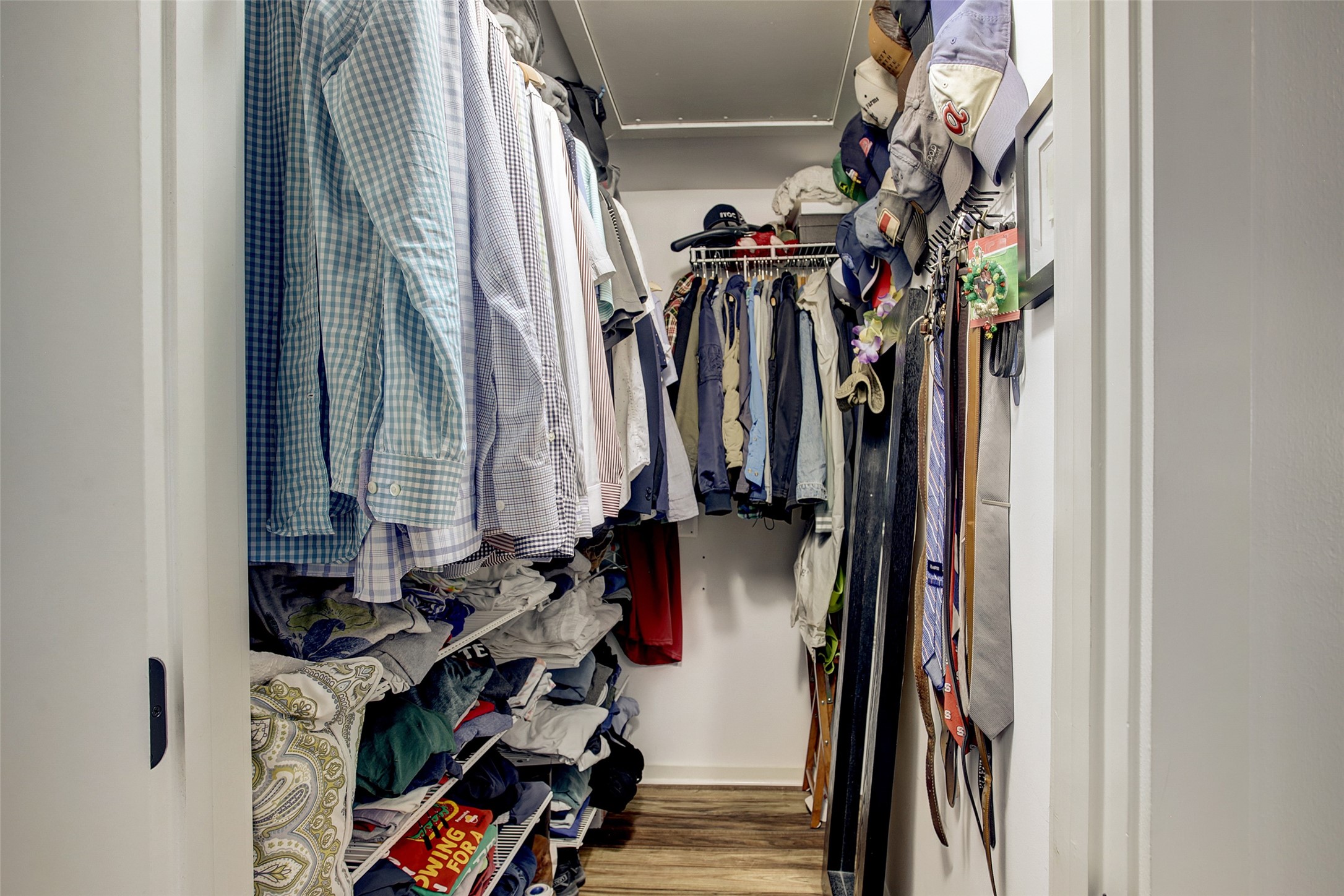 816 Ruthven Street Houston, TX 77019 - Photo 27 of 39 Large primary walk-in closet.