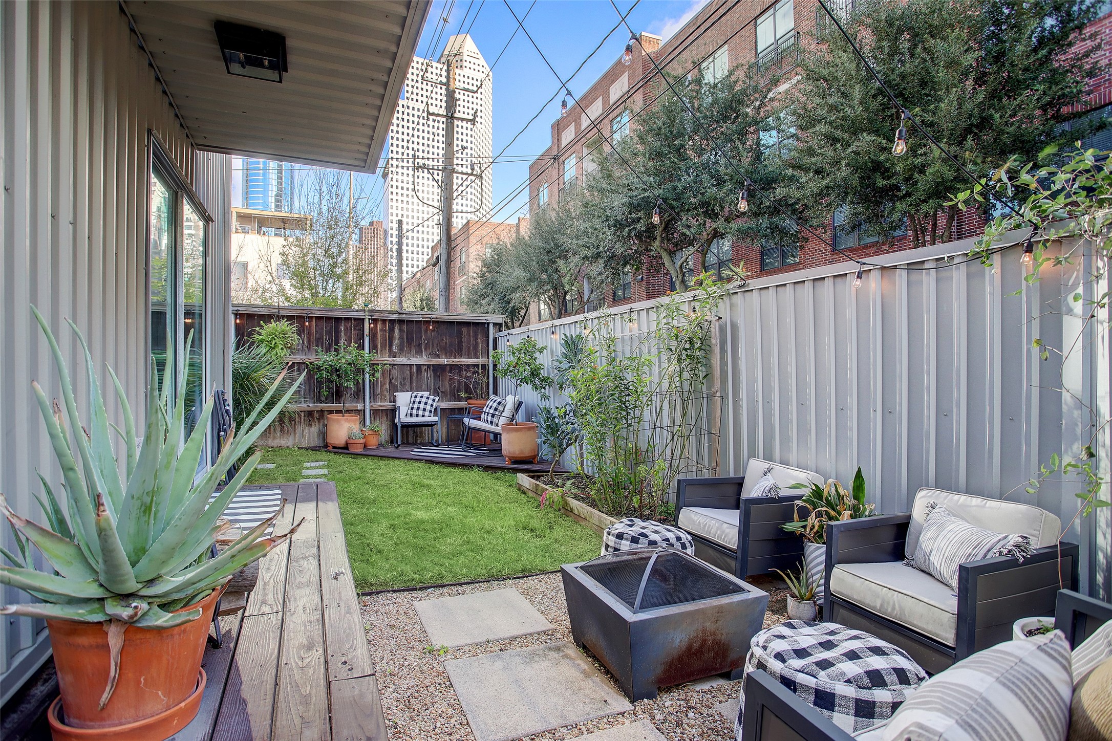 816 Ruthven Street Houston, TX 77019 - Photo 29 of 39 Large front/side yard.