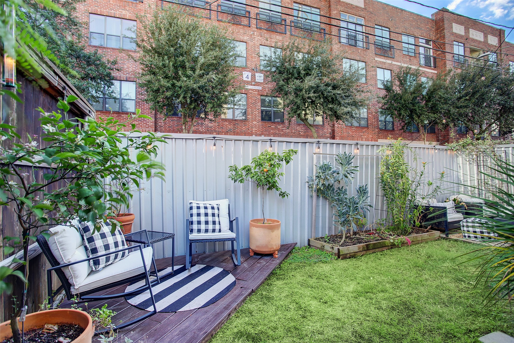 816 Ruthven Street Houston, TX 77019 - Photo 30 of 39 Nice sitting area in side/front yard.