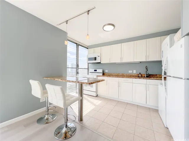 $2,500 | 1702 Kewalo Street, Unit 705, Honolulu, HI 96822