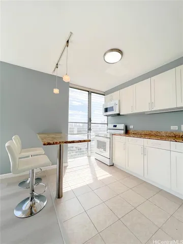 $2,500 | 1702 Kewalo Street, Unit 705, Honolulu, HI 96822