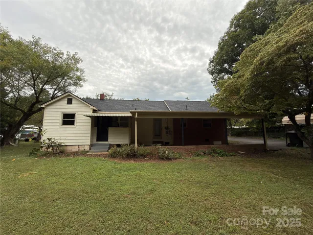 a view of a backyard
