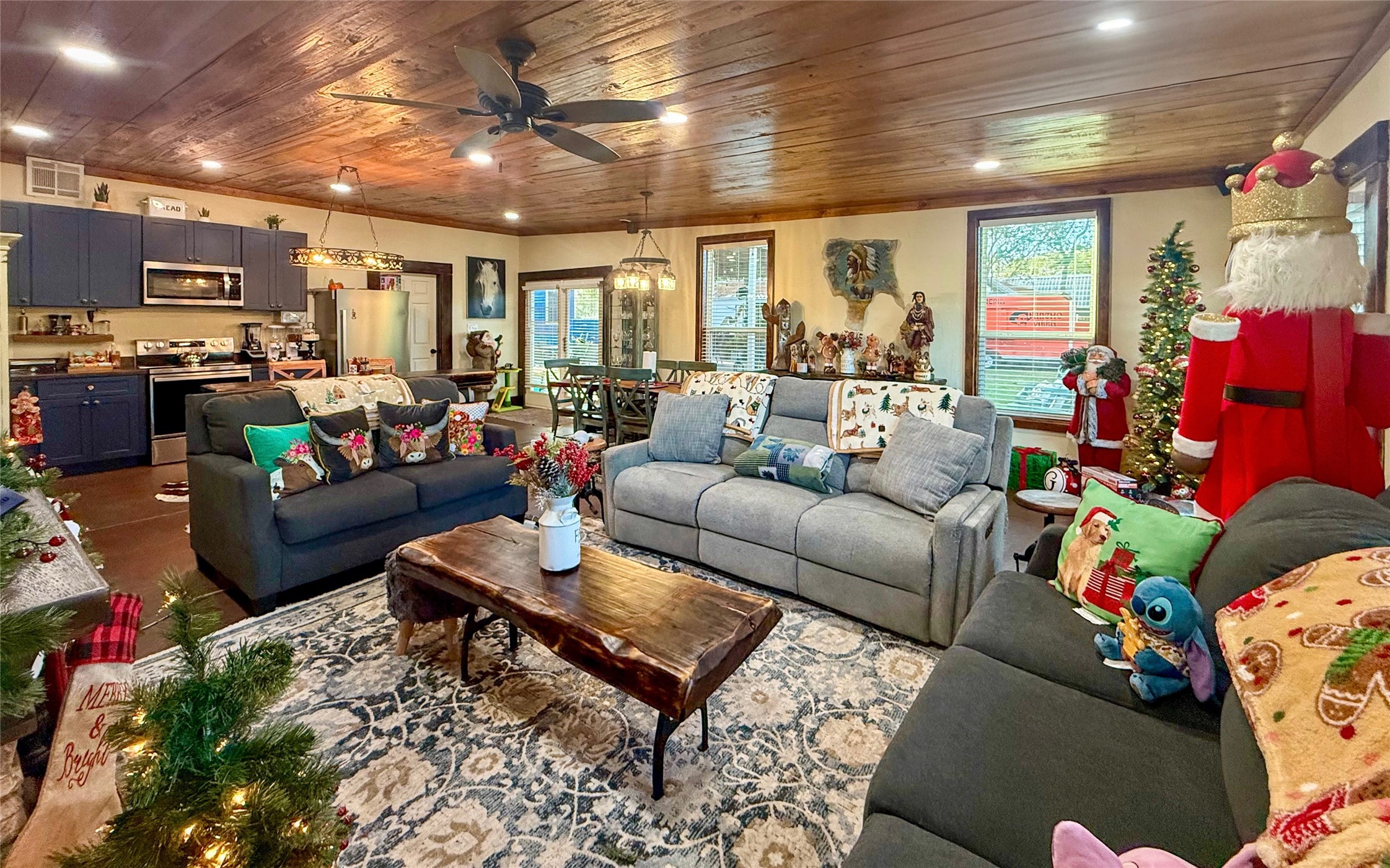 841 South S Loop Winters, TX 79567 - Photo 3 of 22 a living room with furniture and a flat screen tv