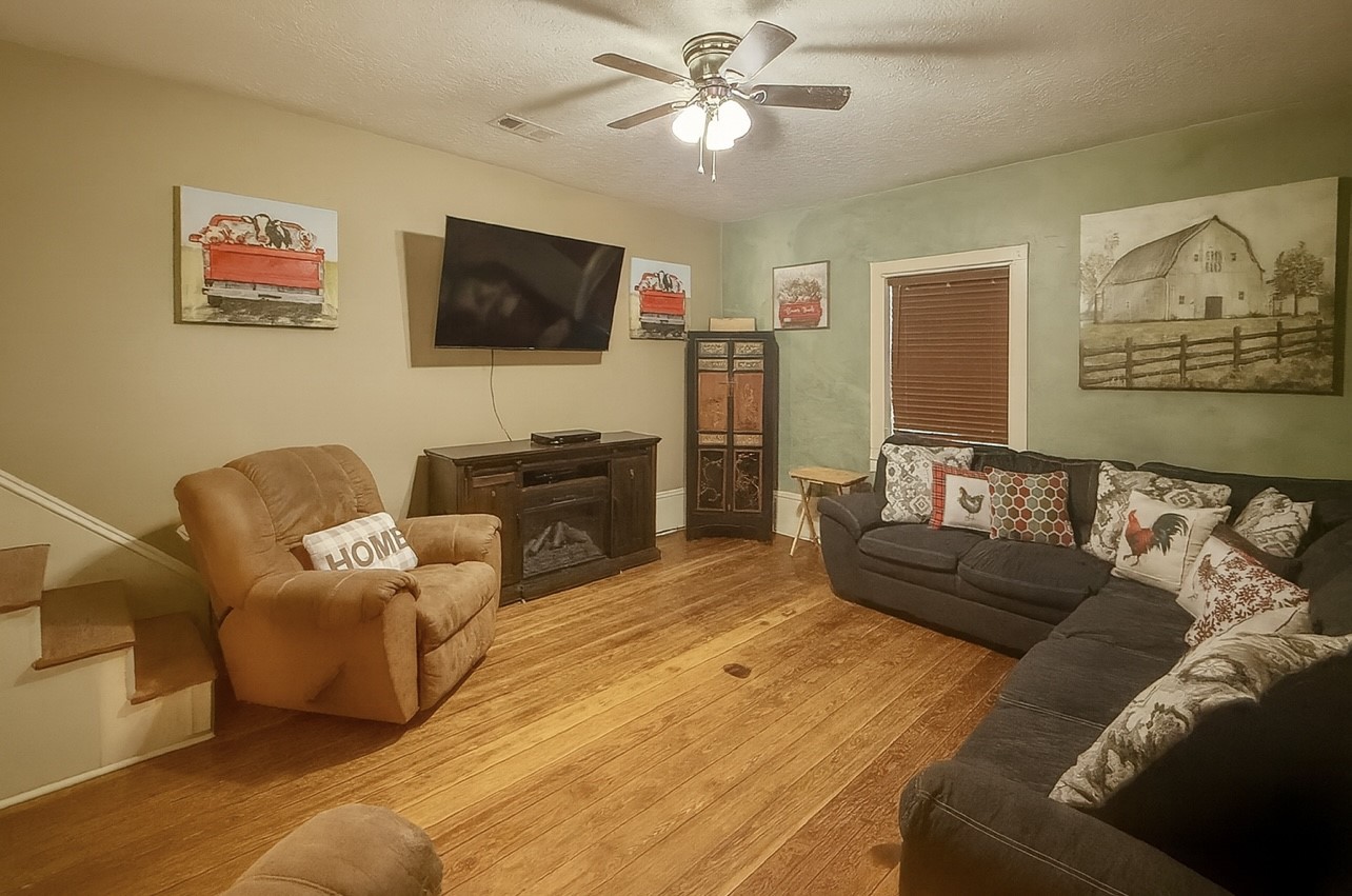 841 South S Loop Winters, TX 79567 - Photo 10 of 22 a living room with furniture and a flat screen tv