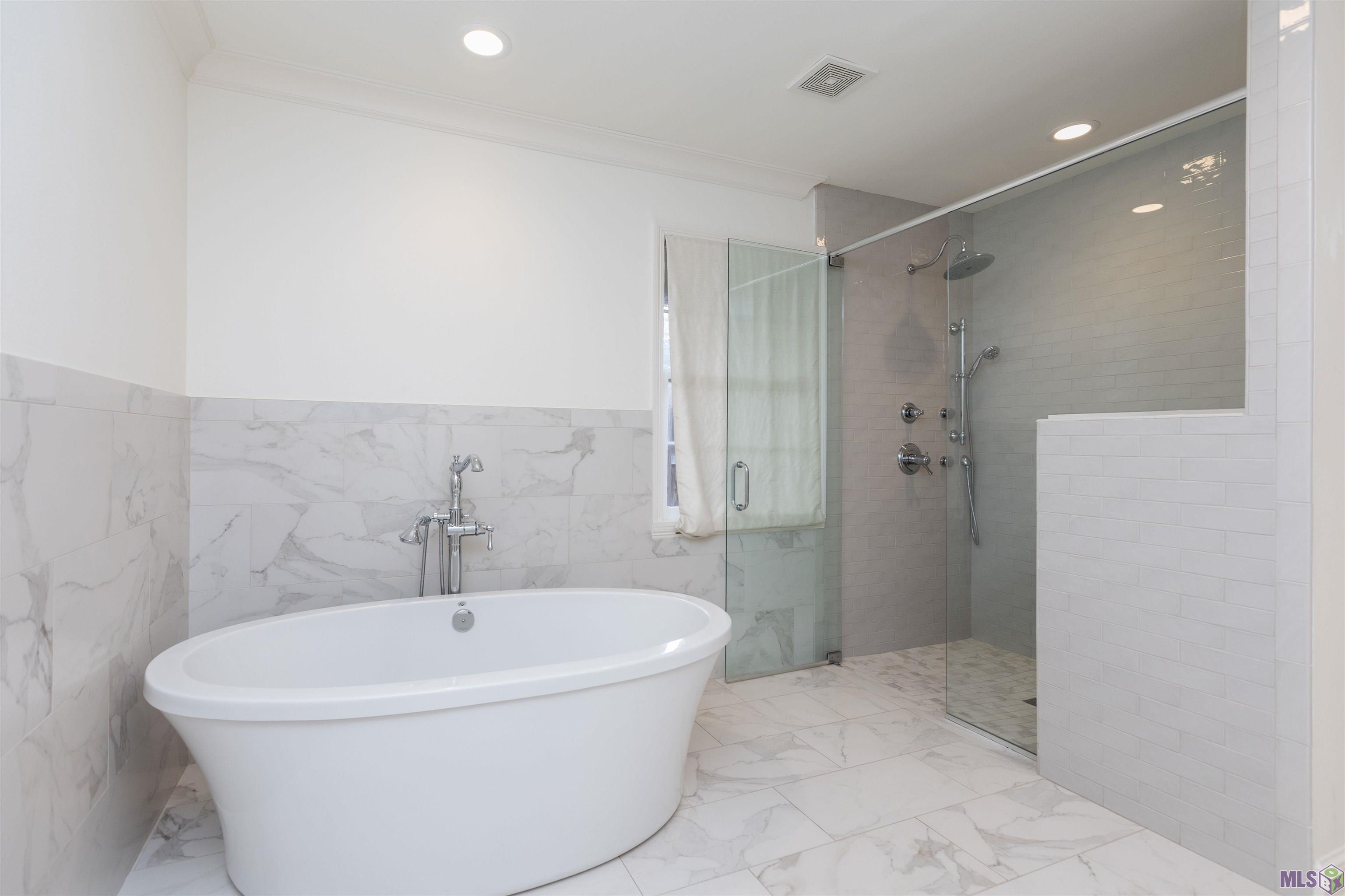 4843 Sweetbriar Street Baton Rouge, LA 70808 - Photo 44 of 56 Master bath soaking tub and separate shower