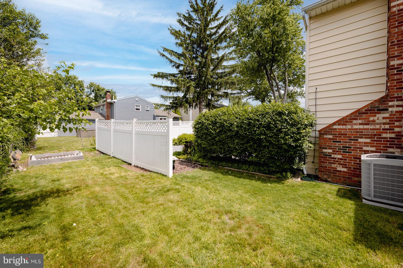 537 Cassingham Road Fairless Hills, PA 19030 - Photo 41 of 45 Planting bed between the Deck and Fence
