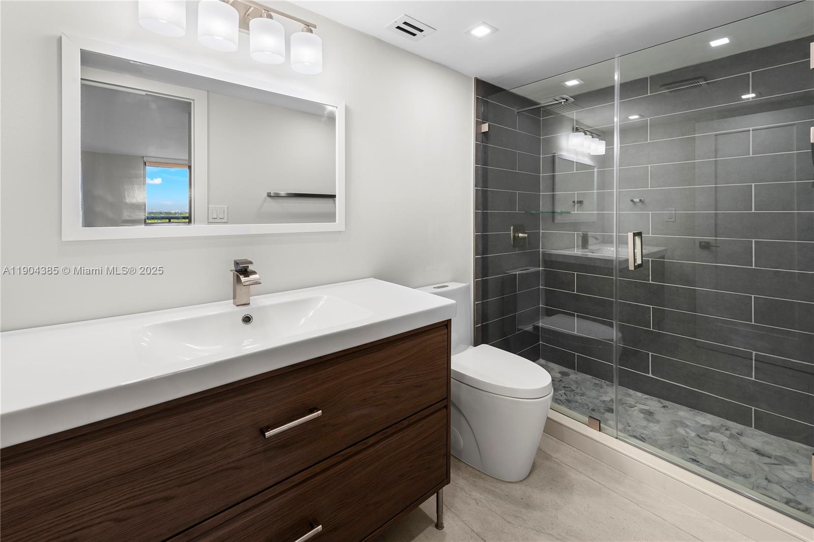 2555 Collins Avenue, Unit 904 Miami Beach, FL 33140 - Photo 18 of 47 Main Bathroom