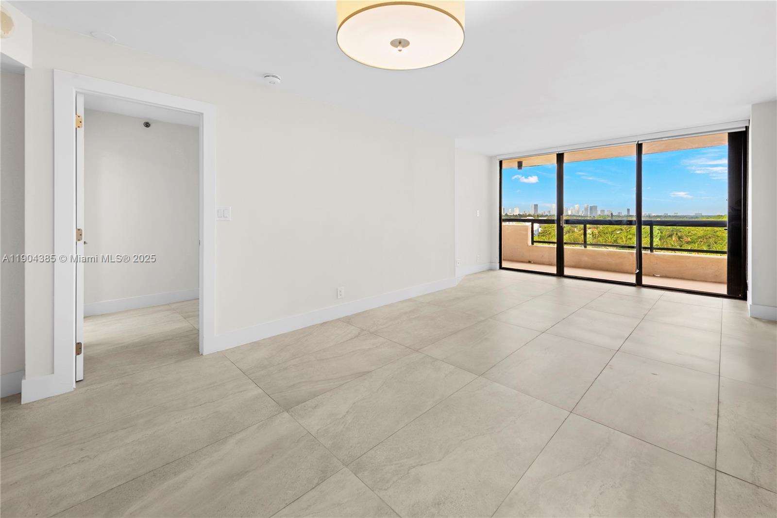 2555 Collins Avenue, Unit 904 Miami Beach, FL 33140 - Photo 7 of 47 Living Area