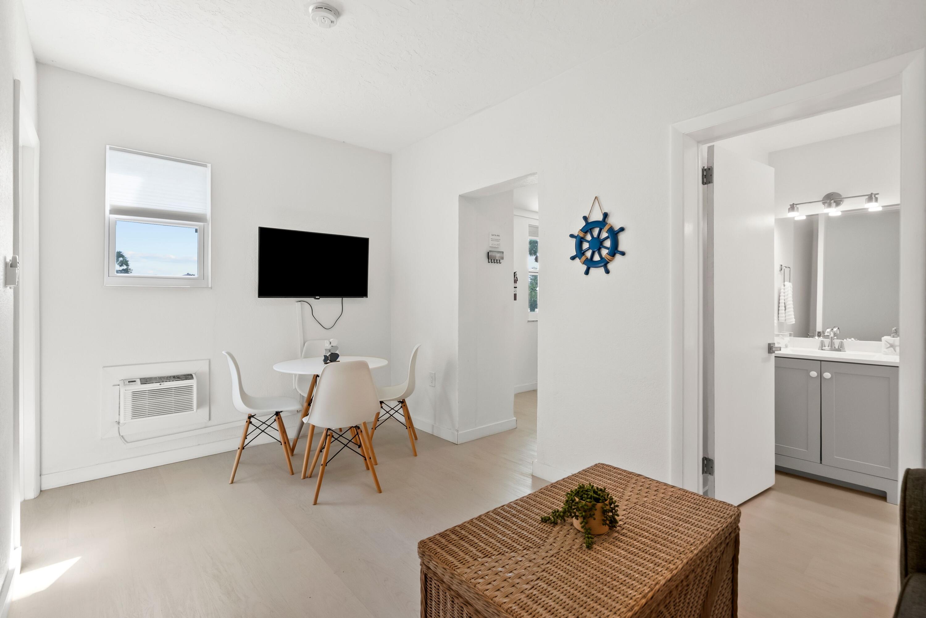 670 Hernando Street, Unit E Fort Pierce, FL 34949 - Photo 8 of 23 Livingroom 1