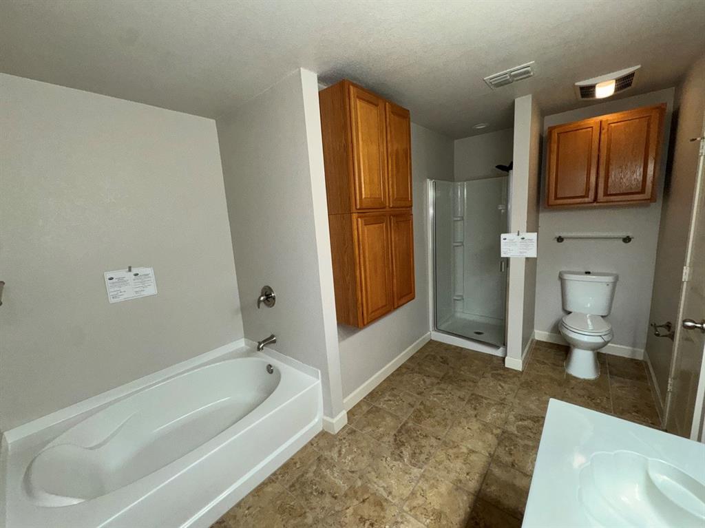 2024 Brazos Court Grand Prairie, TX 75052 - Photo 38 of 40 a spacious bathroom with a tub sink and a mirror