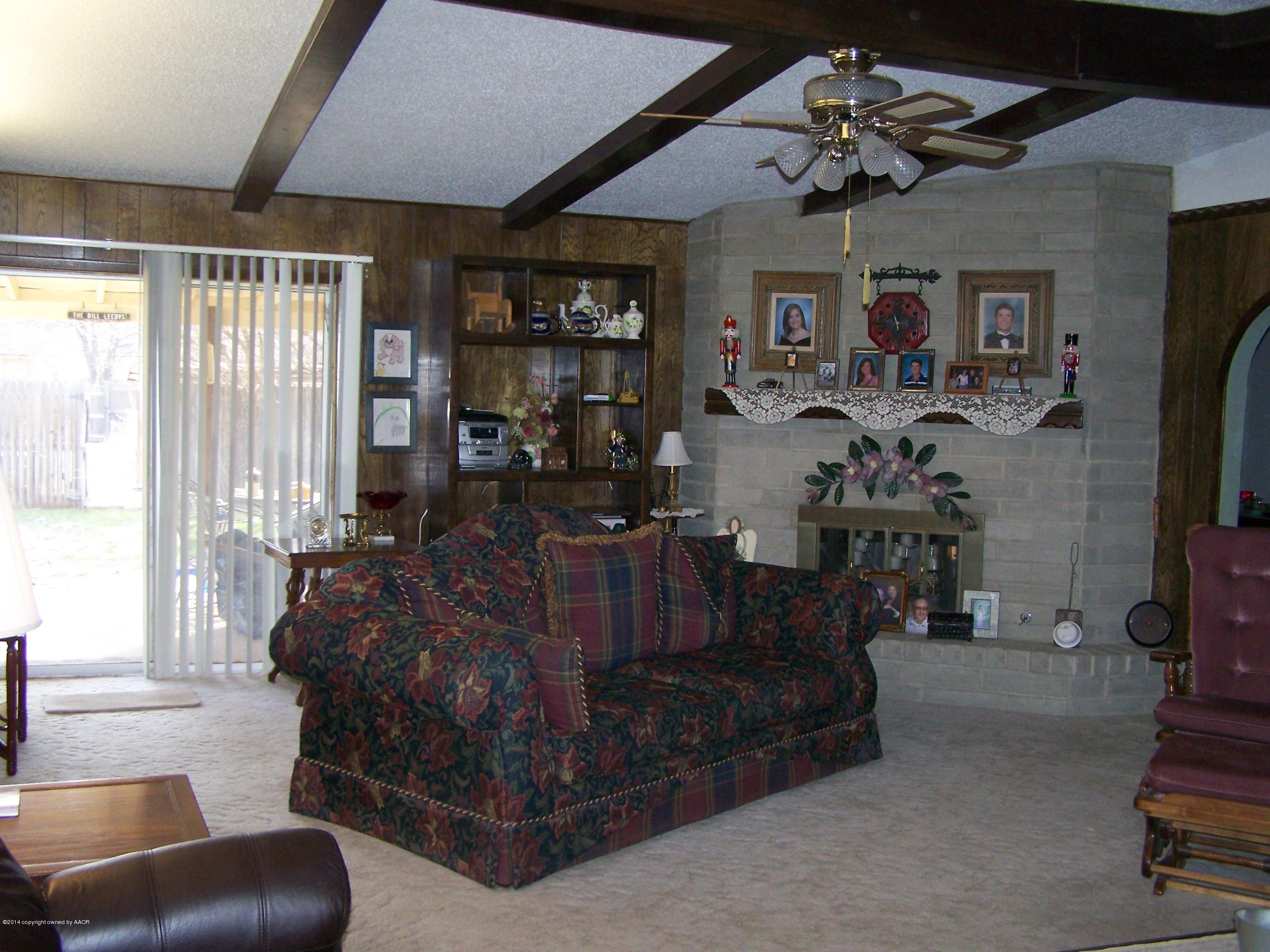 Living area (to backyard)