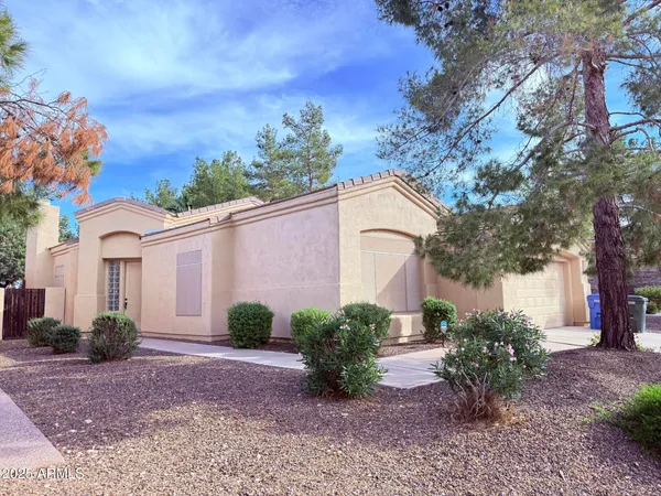 a view of a house with backyard and garden