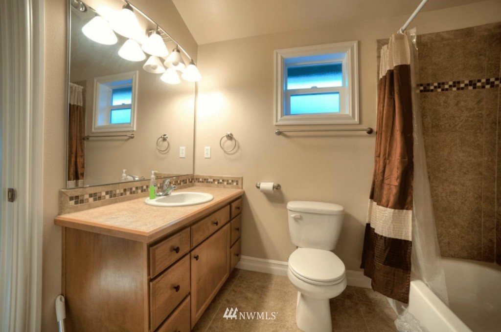 933 North 97th Street, Unit A Seattle, WA 98103 - Photo 3 of 9 Gallery Image 3