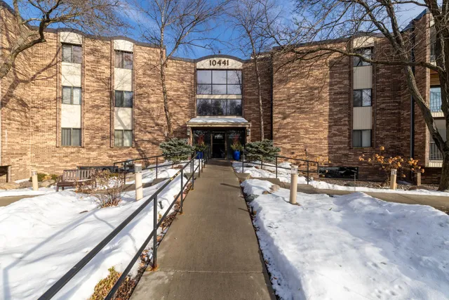 $139,900 | 10441 Greenbrier Road, Unit 120, Hopkins, MN 55305