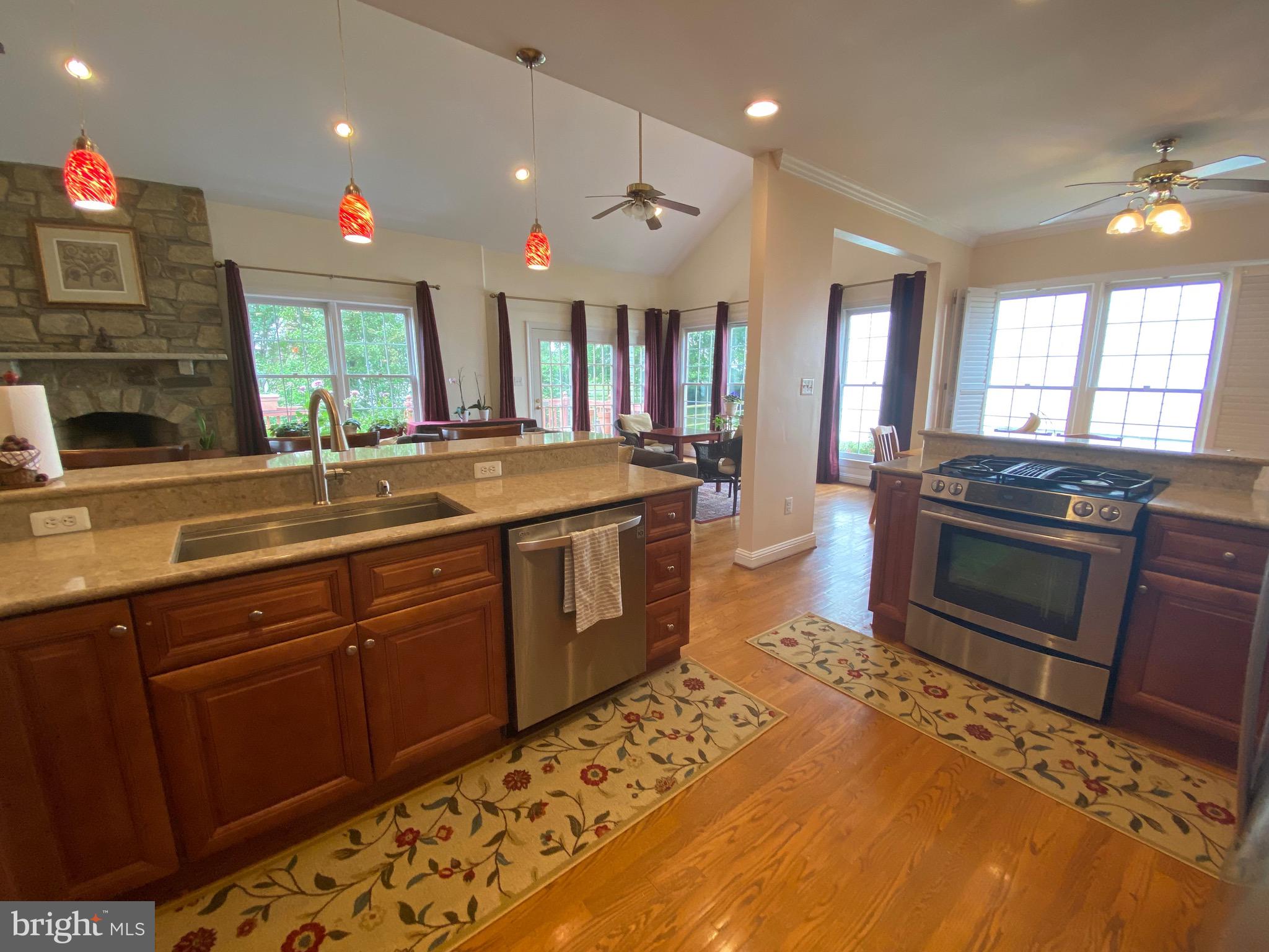 10614 Maplecrest Lane Potomac, MD 20854 - Photo 13 of 51 LIGHT & bright kitchen