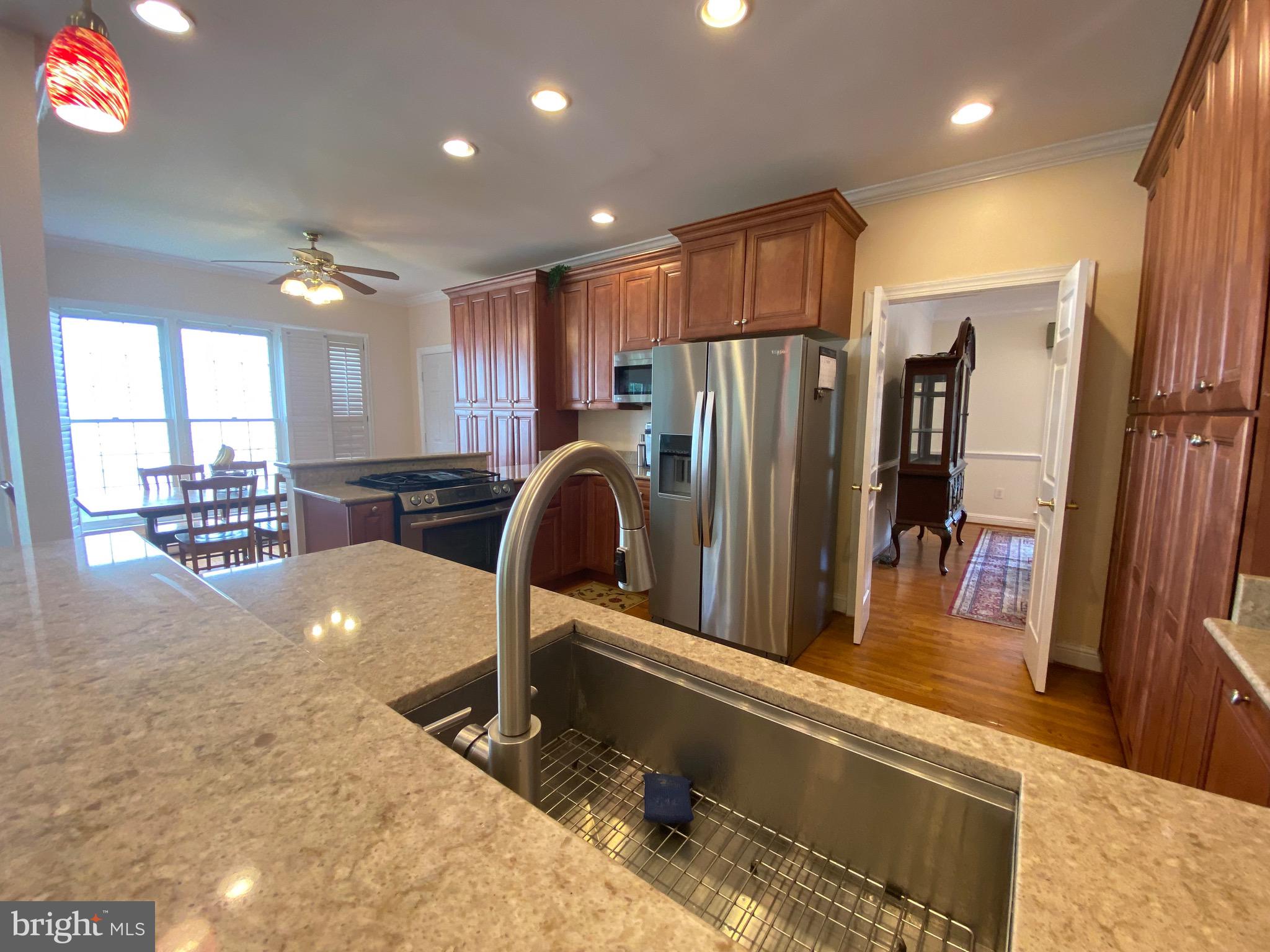 10614 Maplecrest Lane Potomac, MD 20854 - Photo 10 of 51 Fully-equipped KIT. with island