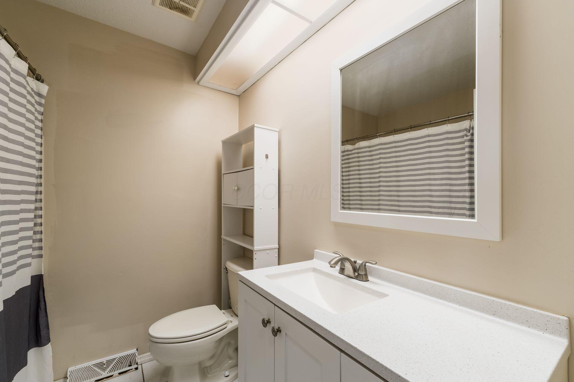 2594 Hubbell Road Columbus, OH 43232 - Photo 16 of 26 Main bathroom