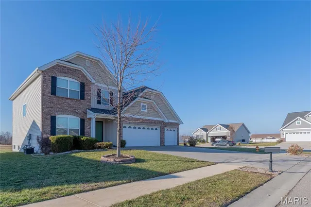 $349,900 | 3945 Beechmont Circle, Belleville, IL 62226