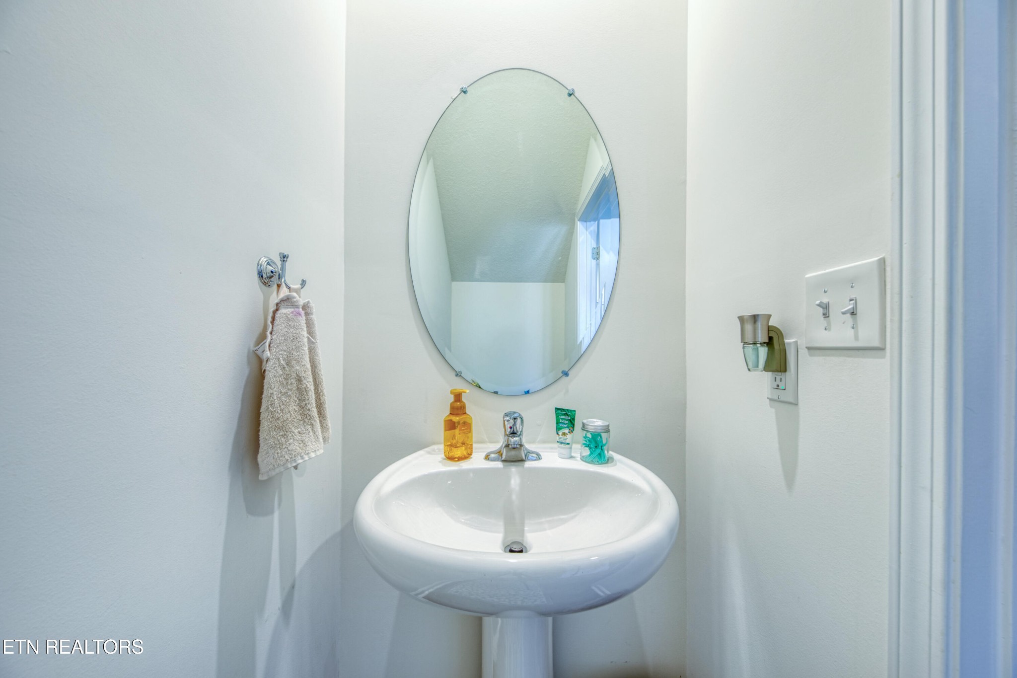 155 Ibis Loop Oak Ridge, TN 37830 - Photo 3 of 20 a bathroom with a sink and a mirror