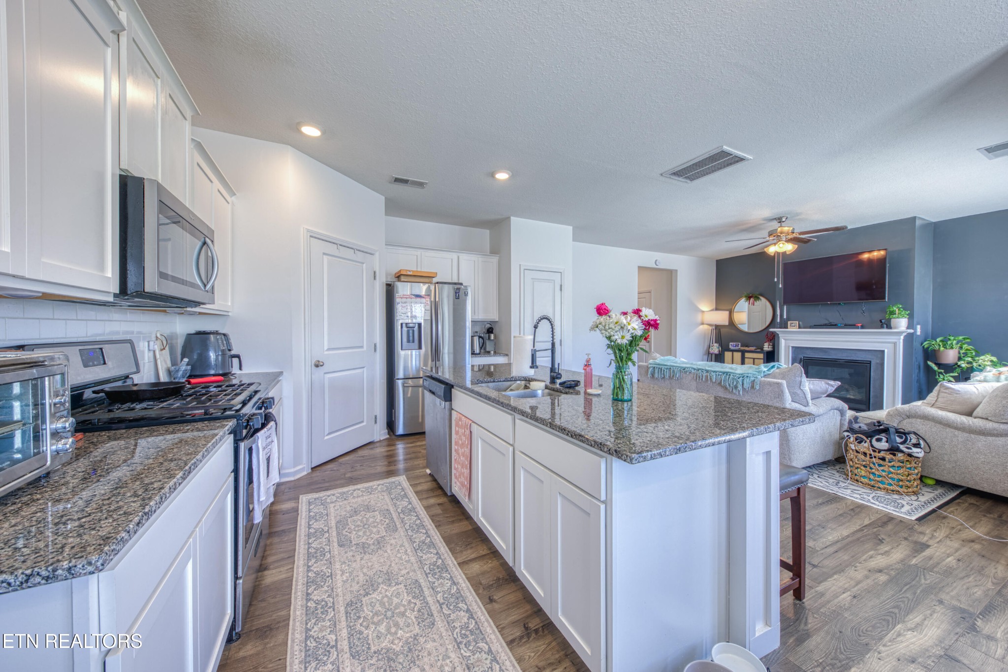 155 Ibis Loop Oak Ridge, TN 37830 - Photo 9 of 20 a kitchen with granite countertop a sink stove and cabinets