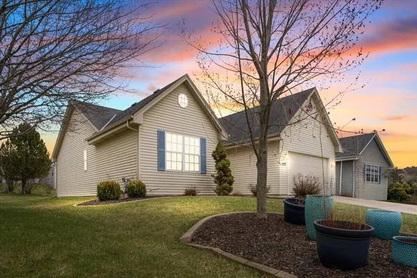 $379,000 | 1572 Falcon Drive, Hartford, WI 53027