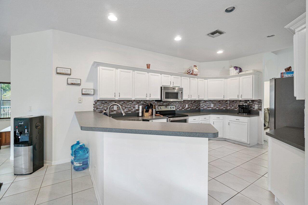 11314 Edgewater Circle Wellington, FL 33414 - Photo 9 of 31 016-11314EdgewaterCir-Wellington-FL-SMAL